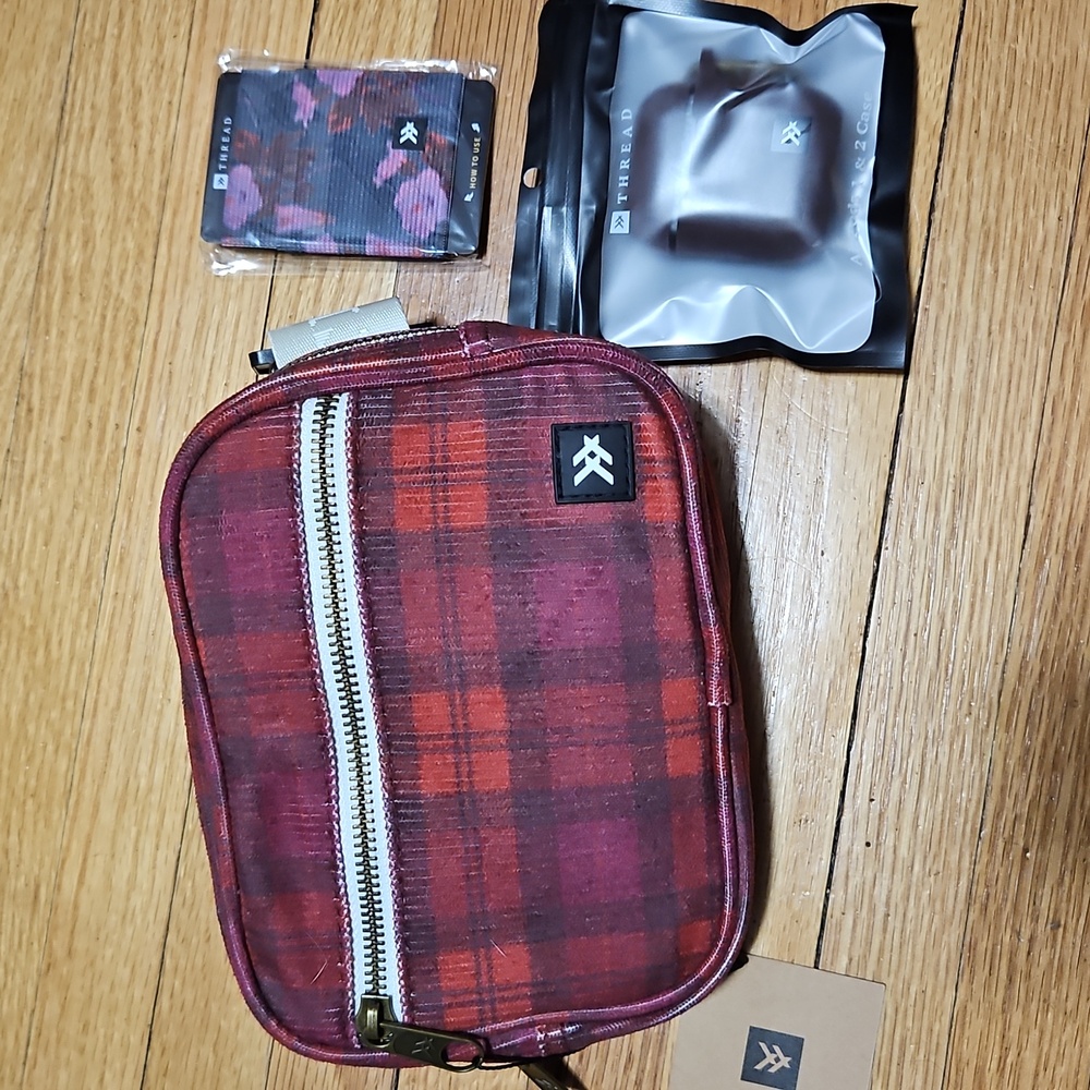 NWT Thread Wallet Set Of 3